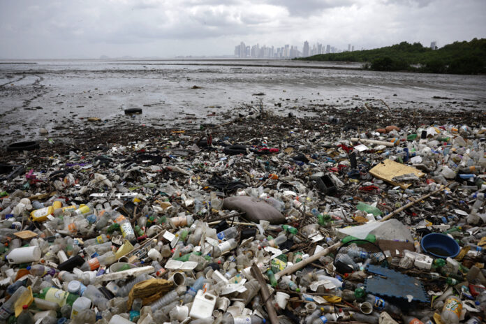 Panamá presenta un plan que puede reducir en un 67 % la contaminación por plásticos a 2040 contaminación