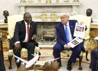 Trump arrincona al presidente sudafricano para denunciar un «genocidio» contra los blancos genocidio