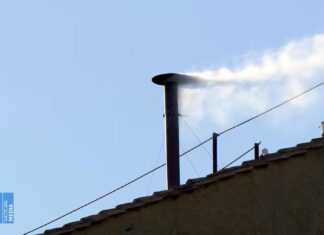 «Habemus papam» Sale humo blanco de la chimenea de la Capilla Sixtina, señalando elección de un nuevo papa