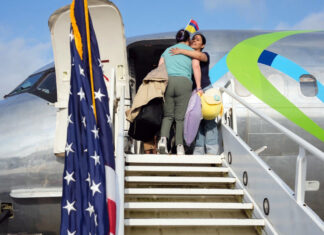 Más de 60 inmigrantes regresan a sus países en el primer vuelo de autodeportados de Trump inmigrantes