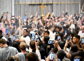 Inicia la elección más concurrida del nuevo papa, entre apelos de que sea el que necesita la humanidad en estos tiempos