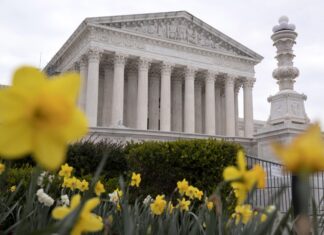 Grupos acusan al Supremo de permitir la «mayor deslegalización» de migrantes en EE. UU. Supremo