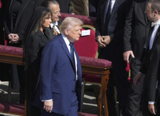 Trump genera críticas internacionales por imagen de IA de sí mismo como papa