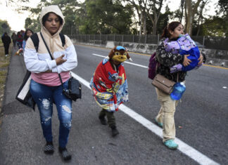 Llamadas a la puerta y pruebas de ADN: cómo Trump planea rastrear a 450.000 niños migrantes