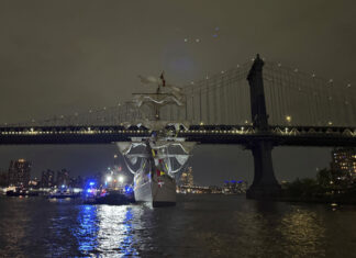 Buque escuela mexicano choca con Puente de Brooklyn, rompiendo mástiles e hiriendo a marineros