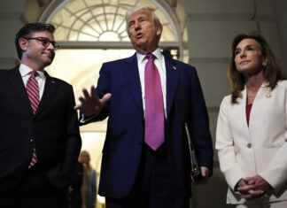 Trump en el Capitolio insta a republicanos divididos a unirse tras su proyecto de recorte fiscal Trump