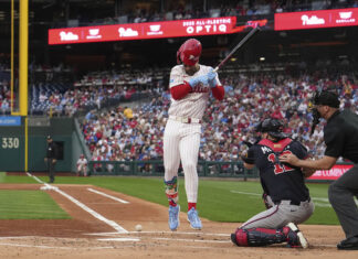 Bryce Harper sigue día a día con los Filis por un golpe en el codo derecho Filis