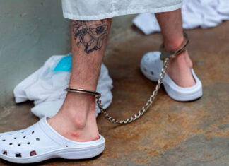 Abogados de venezolanos deportados y encarcelados en El Salvador piden a Bukele una «prueba de vida»