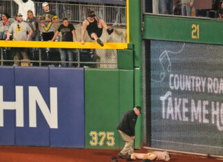 Acusan a un hombre de suministrar alcohol a joven de 20 años que cayó del muro de PNC Park en abril