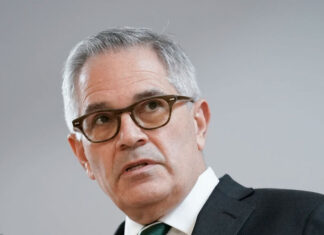 Larry Krasner gana su tercer mandato como fiscal del Distrito de Filadelfia
