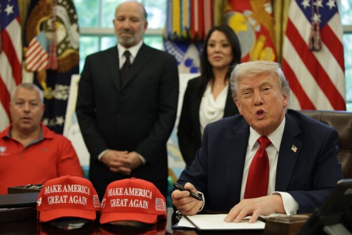 Los últimos indultos de Trump confirman que no quiere que "ningún MAGA quede atrás"