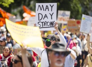 ¡»Mayday»!: trabajadores migrantes marchan pidiendo «auxilio» ante políticas de Trump migrantes