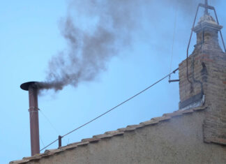 Nueva fumata negra indica que el cónclave no ha elegido aún sustituto para Francisco