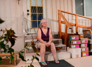 Personas mayores en la mira mientras el gobierno de EE. UU. reanuda cobros de préstamos estudiantiles