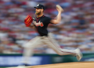 Sale llega a 2.500 ponches; Bravos vencen 9-3 a Filis y dividen doble tanda