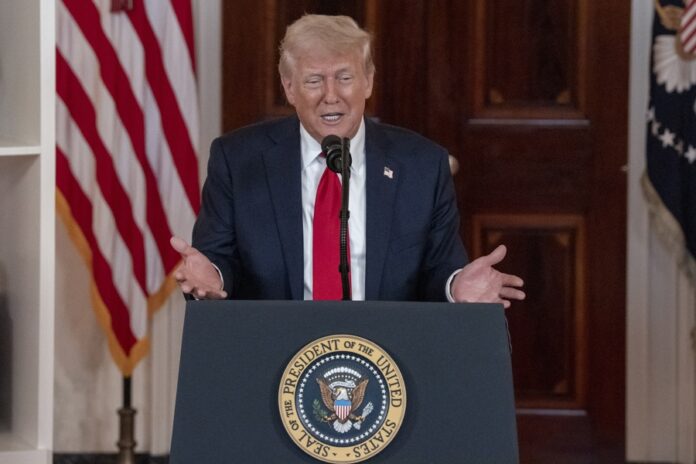 Trump busca expulsar a inmigrantes con antecedentes penales a Ruanda y Libia Trump