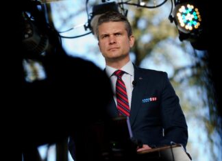 Irán presenta nuevo misil balístico de combustible sólido, informa la televisión estatal