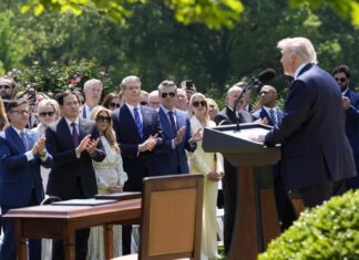 Después de que ordenaran el cierre de VOA, Trump ordena cortar la financiación federal para los medios públicos NPR y PBS