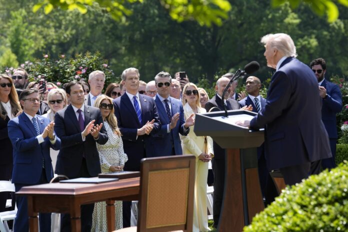 Trump ordena cortar la financiación federal para los medios públicos NPR y PBS