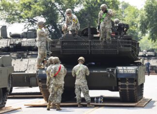 Soldados y tanques se preparan para el desfile militar de Trump en Washington desfile