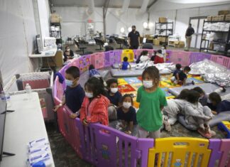 Juez le ordena a oficina de refugiados de EE. UU. que reconsidere casos de algunos niños migrantes refugiados