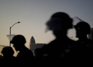 Periodistas heridos y detenidos en protestas en Los Ángeles; preocupa libertad de prensa a grupos Periodistas