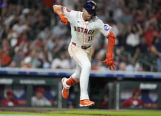 Cam Smith conecta un sencillo impulsor en la octava y Astros vencen 2-1 a Filis Cam Smith