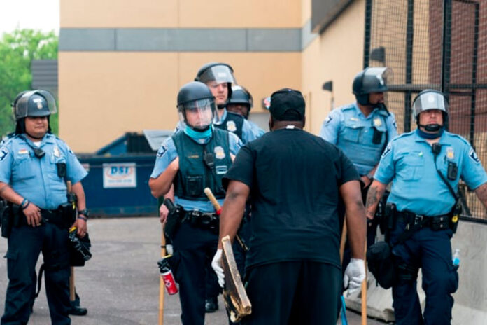 Agentes-federales-fueron-a-una-comunidad-hispana-en-Minneapolis-con-equipo-táctico;-hubo-protestas
