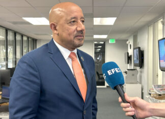 Alcalde latino en Massachusetts lamenta las mentiras para tapar el valor de los migrantes