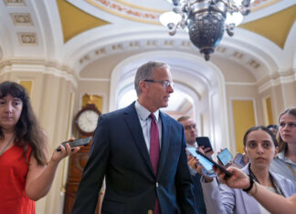 El Senado debate el amplio proyecto de ley de Trump, pero la votación nocturna se posterga