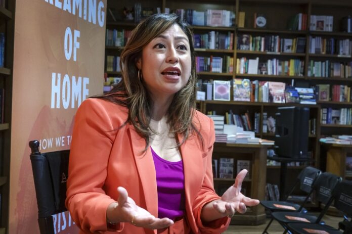 El libro de una líder migrante empodera a indocumentados ante el clima de "terror" en EEUU