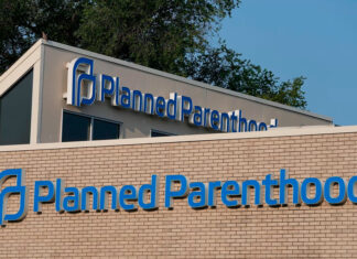 Estados de EE. UU. pueden cortar los fondos de Medicaid a Planned Parenthood, dice la Corte Suprema