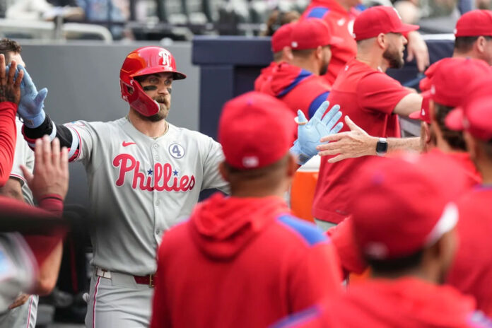 Harper-conecta-jonrón-en-su-regreso,-Turner-añade-2-y-Filis-vencen-8-3-a-Azulejos