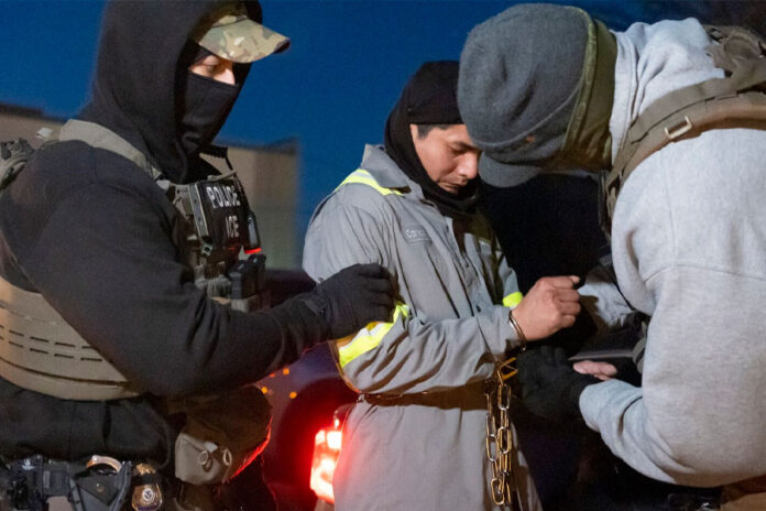 ICE-detiene-a-84-personas-en-hipódromo-de-Luisiana