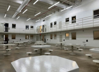 ICE usa contratos sin licitación, que benefician a grandes firmas, para obtener camas para detención