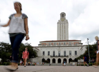 Juez federal bloquea ley de Texas que otorga matrícula estatal a estudiantes sin residencia legal