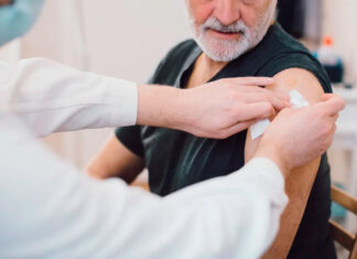 Muchas personas mayores aceptan las vacunas con entusiasmo. La investigación les da la razón