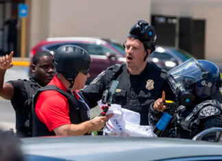 Periodista hispano que documenta redadas migratorias en EE. UU. podría ser deportado tras ser detenido