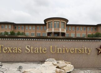 Texas ordena a sus universidades públicas identificar a los estudiantes indocumentados