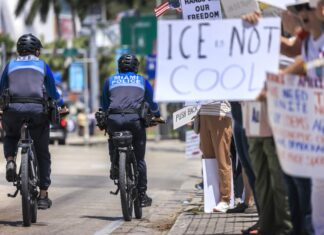 Jueza declara al fiscal de Florida en desacato por ordenar a policías arrestar a migrantes Jueza