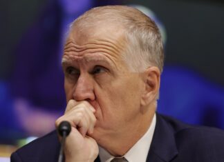 El republicano Thom Tillis, opuesto al plan fiscal de Trump, no buscará la reelección Thom Tillis