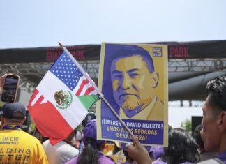 Activistas celebran la liberación de líder sindical detenido en una redada en Los Ángeles redada