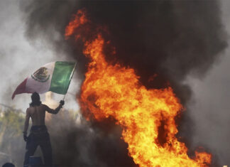 Banderas mexicanas en las protestas generan debate sobre simbolismo