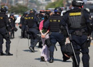 Redada de agentes federales de inmigración en planta de producción cárnica de Omaha desata protestas