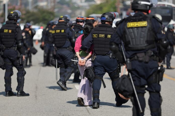 Decenas de personas son detenidas en una gran redada contra inmigrantes en Omaha (EE.UU.)