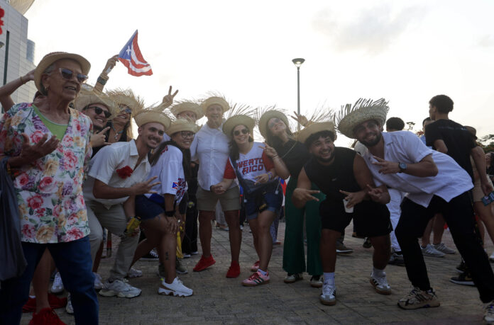 Fanáticos de Bad Bunny se engalanan con cultura de Puerto Rico en inicio de su residencia