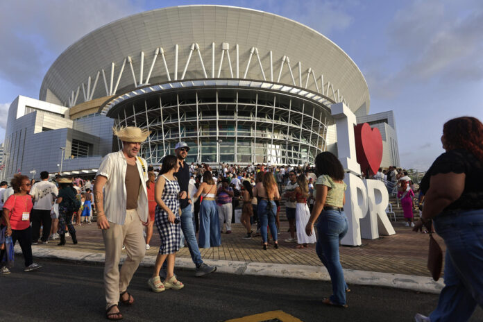 Fanáticos de Bad Bunny se engalanan con cultura de Puerto Rico en inicio de su residencia