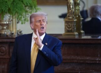 Trump firma orden ejecutiva que facilita la remoción de personas sin hogar de las calles ejecutiva