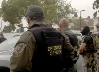 Una jueza prohíbe a Trump arrestar a migrantes en California en base a su color de piel