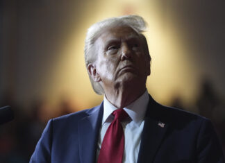 Trump a un año del atentado, fluctúa entre justiciero, super héroe, santo padre, predestinado: «Fui salvado para salvar el país»